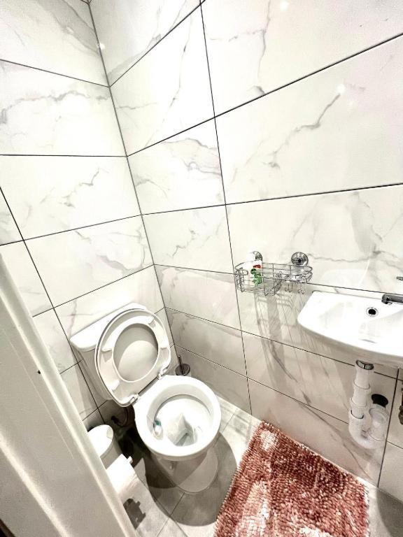 Heathrow Guest House - Oakway Feltham Dış mekan fotoğraf