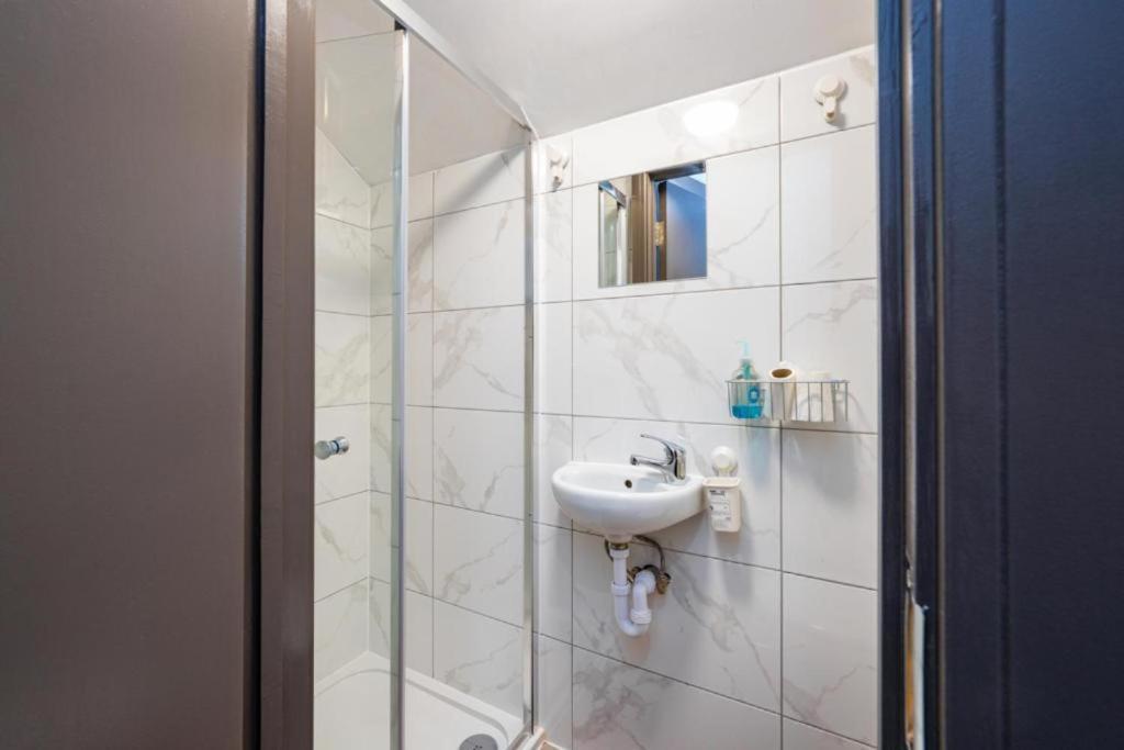 Heathrow Guest House - Oakway Feltham Dış mekan fotoğraf